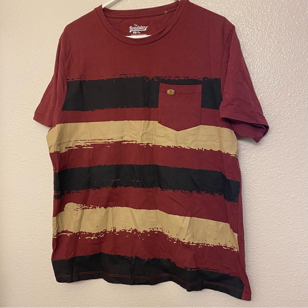 The Roadster Life co burgundy red tan stripe T-shirt with pocket men’s size XL